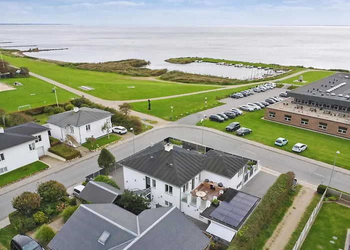 Eksklusiv Ferieoase Med Plads Til Hele Familien, Med Udsigt Til Fjorden Ринкёбинг